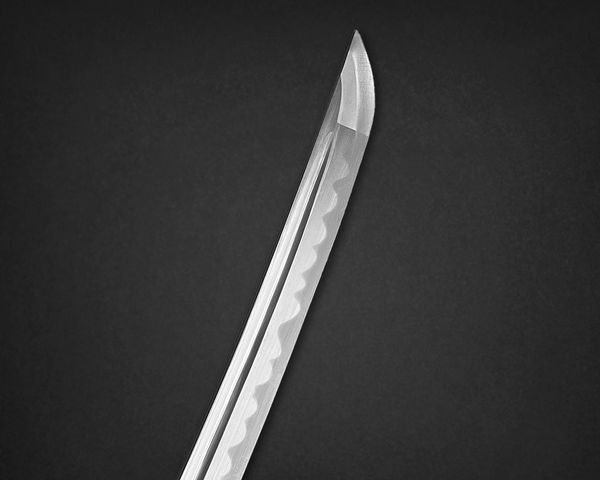 How to Read a Katana’s Hamon: Tempering, Pattern, and Perspective