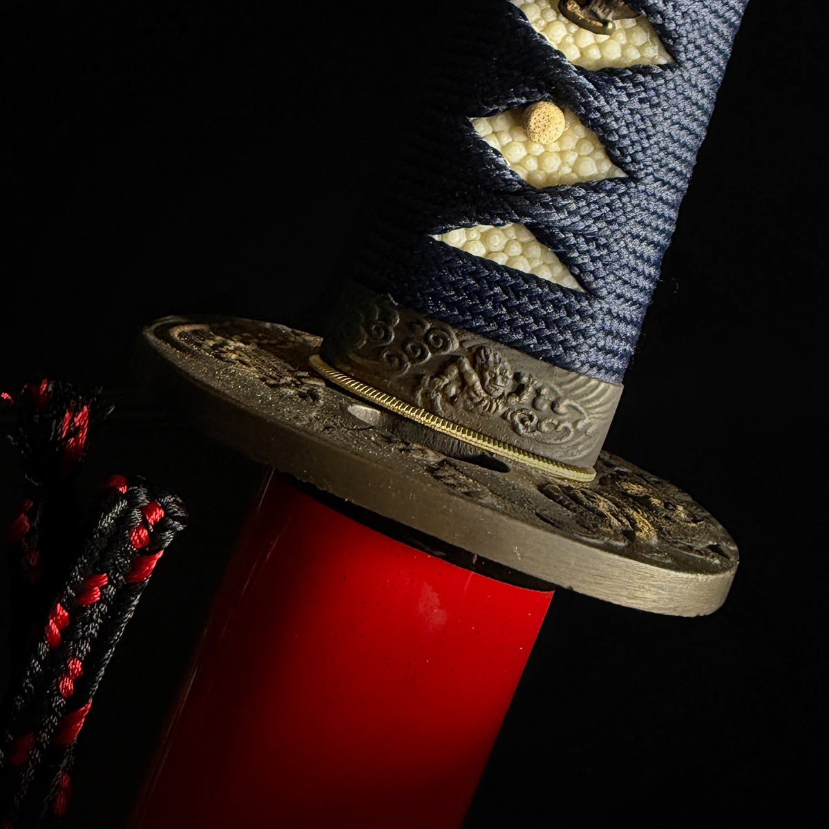 Musashi Dual Katana handle and red scabbard detail